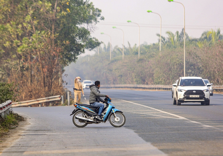 H&agrave;ng loạt người đi xe m&aacute;y vượt đ&egrave;n đỏ bị phạt nặng, trừ điểm bằng l&aacute;i- Ảnh 2.