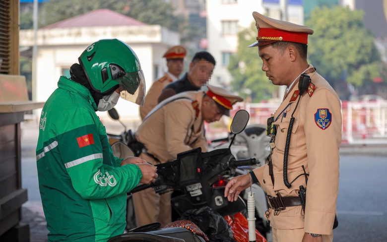 H&agrave;ng loạt người đi xe m&aacute;y vượt đ&egrave;n đỏ bị phạt nặng, trừ điểm bằng l&aacute;i