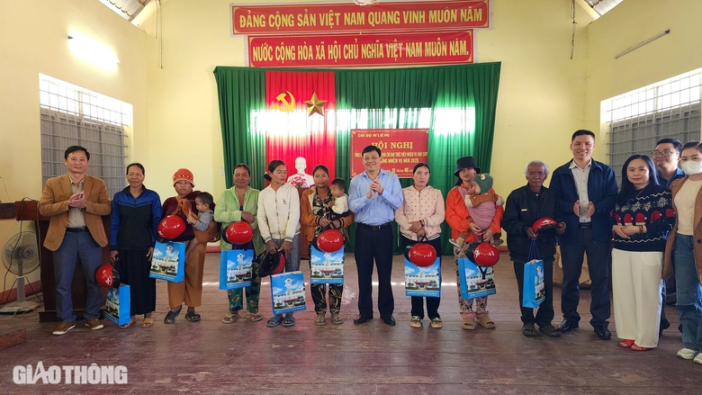 Người d&acirc;n phấn khởi khi nhận qu&agrave; Tết, mũ bảo hiểm đạt chuẩn- Ảnh 1.