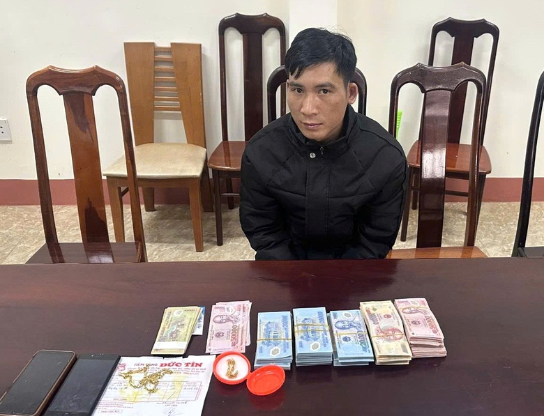 Vờ hẹn đổi tiền mới dịp Tết, thanh ni&ecirc;n đe dọa cướp t&agrave;i sản của người phụ nữ- Ảnh 1.