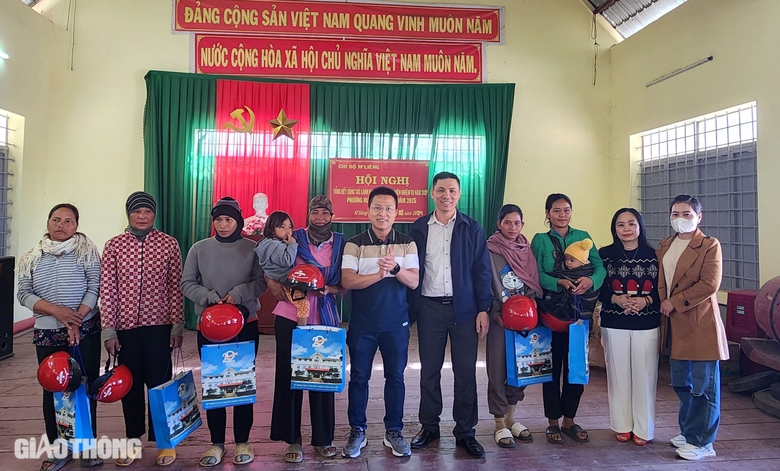 Người d&acirc;n phấn khởi khi nhận qu&agrave; Tết, mũ bảo hiểm đạt chuẩn- Ảnh 2.