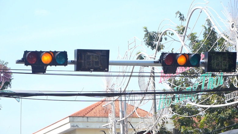 Cần Thơ: Nhiều đèn tín hiệu nhấp nháy vàng, người dân không dám vượt- Ảnh 1. Cần Thơ: Nhiều đèn tín hiệu nhấp nháy vàng, người dân không dám vượt- Ảnh 1.