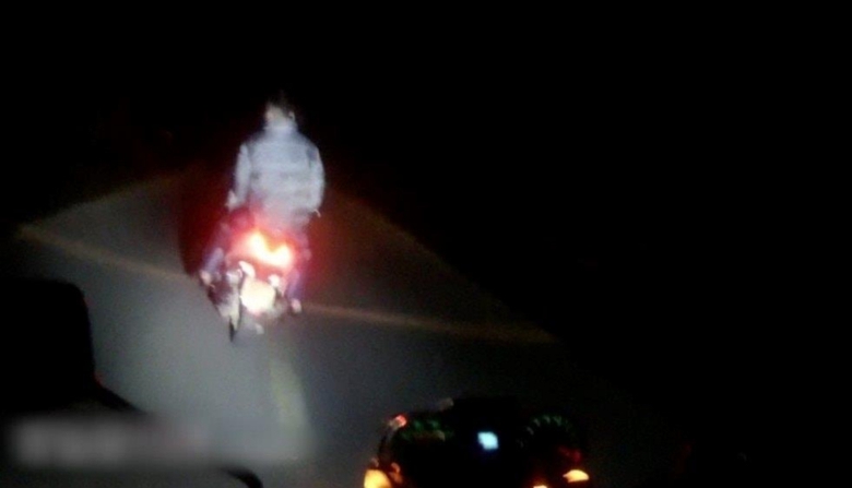 Phạt 28 triệu đồng 3 thanh niên không mũ bảo hiểm, lạng lách xe máy trước xe CSGT- Ảnh 1. Phạt 28 triệu đồng 3 thanh niên không mũ bảo hiểm, lạng lách xe máy trước xe CSGT- Ảnh 1.