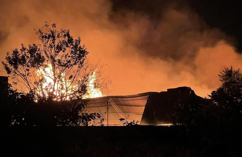 Huy động ba đơn vị khống chế đ&aacute;m ch&aacute;y lớn ở xưởng gỗ tại Đồng Nai- Ảnh 2.