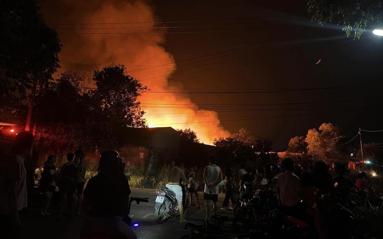 Huy động ba đơn vị khống chế đ&aacute;m ch&aacute;y lớn ở xưởng gỗ tại Đồng Nai- Ảnh 1.