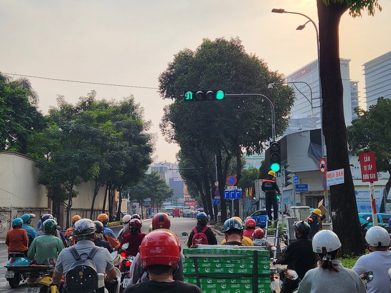 TP.HCM lắp 50 biển b&aacute;o, mũi t&ecirc;n cho ph&eacute;p rẽ phải khi đ&egrave;n đỏ- Ảnh 3.