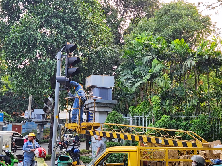 TP.HCM lắp 50 biển b&aacute;o, mũi t&ecirc;n cho ph&eacute;p rẽ phải khi đ&egrave;n đỏ- Ảnh 2.