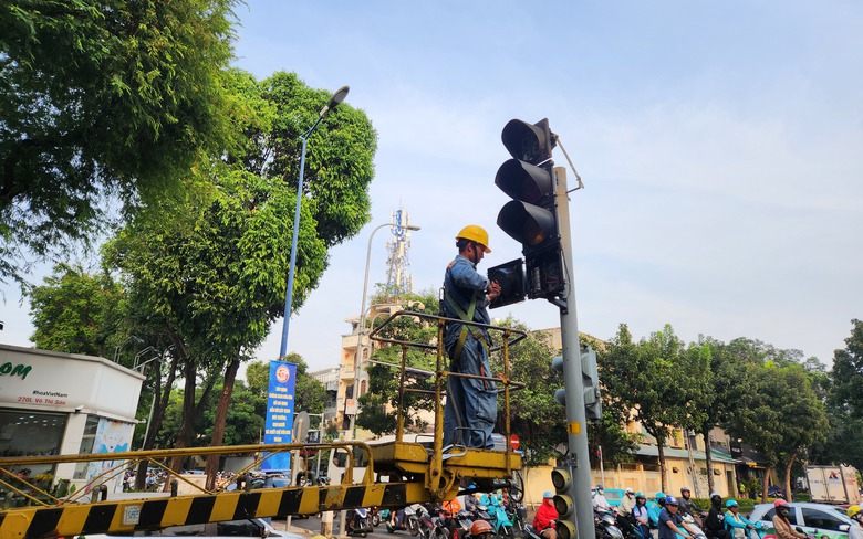 TP.HCM lắp 50 biển b&aacute;o, mũi t&ecirc;n cho ph&eacute;p rẽ phải khi đ&egrave;n đỏ