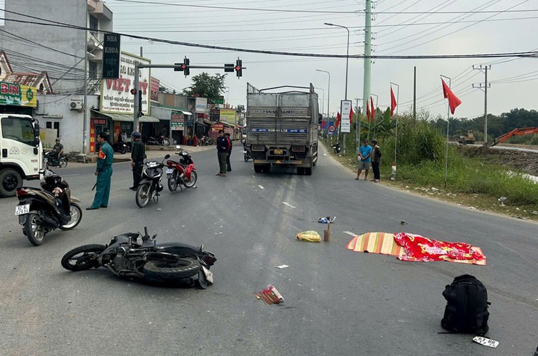 Hiện trường vụ tai nạn khiến anh Thanh tử vong tại chỗ. Hiện trường vụ tai nạn khiến anh Thanh tử vong tại chỗ.