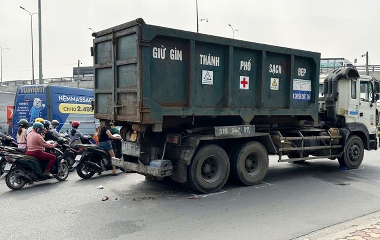 Hiện trường vụ tai nạn giữa xe tải chở rác và xe đạp. Hiện trường vụ tai nạn giữa xe tải chở rác và xe đạp.