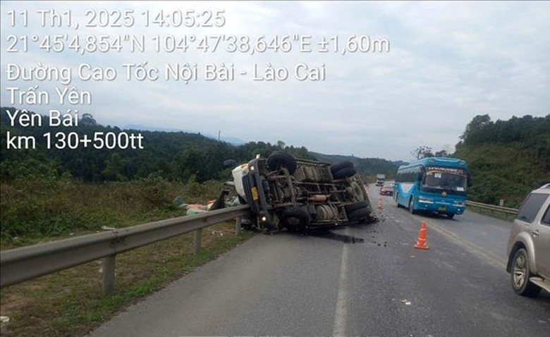 Hiện trường vụ xe tải bị lật tr&ecirc;n cao tốc Nội B&agrave;i - L&agrave;o Cai