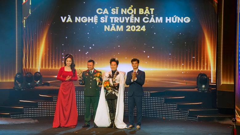 T&ugrave;ng Dương được Bộ Văn h&oacute;a vinh danh l&agrave; "Ca sĩ nổi bật năm 2024"- Ảnh 1.