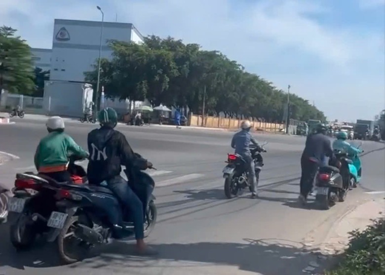 Đ&egrave;n giao th&ocirc;ng ngừng hoạt động, t&agrave;i xế kh&ocirc;ng d&aacute;m chạy khiến đường tắc 20 ph&uacute;t- Ảnh 1.