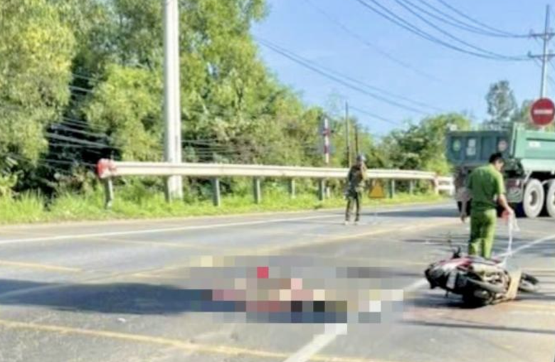 Va chạm với xe tải, người đ&agrave;n &ocirc;ng đi xe m&aacute;y tử vong tại chỗ- Ảnh 1.