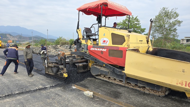 Tăng tốc thảm nhựa, gác dầm cầu vượt trên cao tốc Hòa Liên - Túy Loan- Ảnh 5. Tăng tốc thảm nhựa, gác dầm cầu vượt trên cao tốc Hòa Liên - Túy Loan- Ảnh 5.