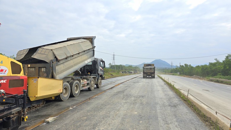 Tăng tốc thảm nhựa, g&aacute;c dầm cầu vượt tr&ecirc;n cao tốc H&ograve;a Li&ecirc;n - T&uacute;y Loan- Ảnh 2.
