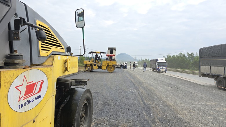 Tăng tốc thảm nhựa, g&aacute;c dầm cầu vượt tr&ecirc;n cao tốc H&ograve;a Li&ecirc;n - T&uacute;y Loan- Ảnh 8.