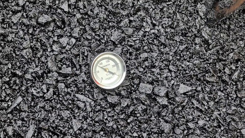 Tăng tốc thảm nhựa, gác dầm cầu vượt trên cao tốc Hòa Liên - Túy Loan- Ảnh 4. Tăng tốc thảm nhựa, gác dầm cầu vượt trên cao tốc Hòa Liên - Túy Loan- Ảnh 4.