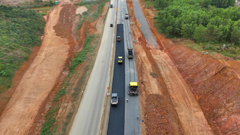 Tăng tốc thảm nhựa, g&aacute;c dầm cầu vượt tr&ecirc;n cao tốc H&ograve;a Li&ecirc;n - T&uacute;y Loan- Ảnh 6.