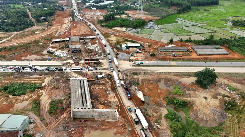 Tăng tốc thảm nhựa, g&aacute;c dầm cầu vượt tr&ecirc;n cao tốc H&ograve;a Li&ecirc;n - T&uacute;y Loan- Ảnh 10.
