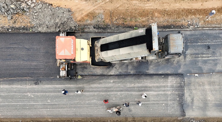 Tăng tốc thảm nhựa, g&aacute;c dầm cầu vượt tr&ecirc;n cao tốc H&ograve;a Li&ecirc;n - T&uacute;y Loan- Ảnh 9.