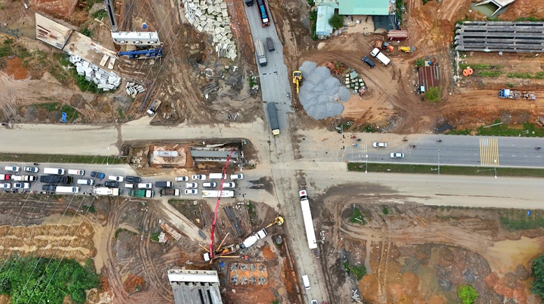 Tăng tốc thảm nhựa, g&aacute;c dầm cầu vượt tr&ecirc;n cao tốc H&ograve;a Li&ecirc;n - T&uacute;y Loan- Ảnh 11.