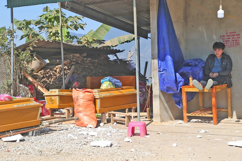 Vụ tai nạn 6 người tử vong ở Nghệ An: Nỗi đau x&eacute; l&ograve;ng người ở lại- Ảnh 3.