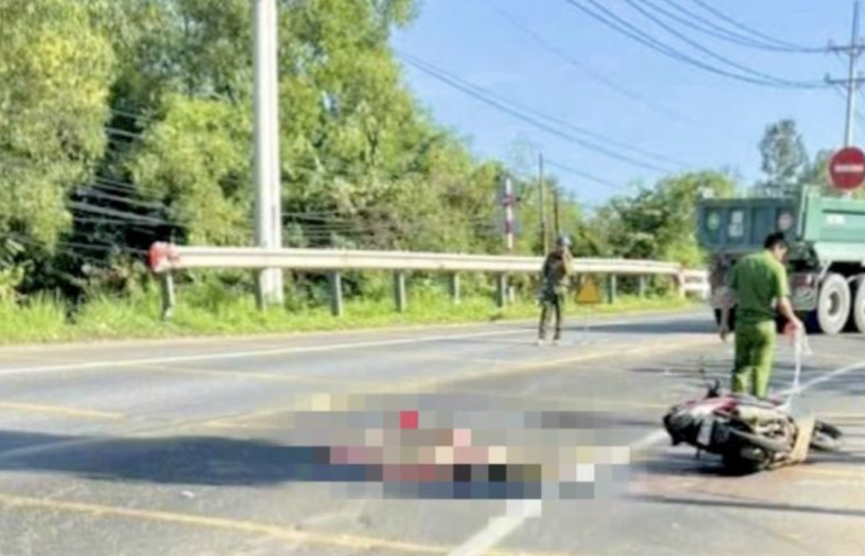 Hiện trường vụ tai nạn khiến người đ&agrave;n &ocirc;ng tử vong tại chỗ.