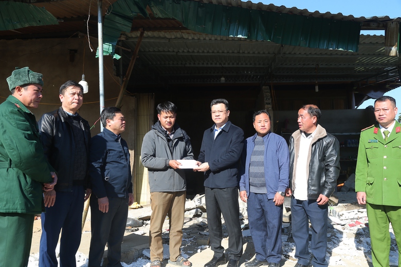 L&atilde;nh đạo Ủy ban ATGT Quốc gia thăm hỏi gia đ&igrave;nh 6 nạn nh&acirc;n tử vong do tai nạn ở Nghệ An- Ảnh 1.