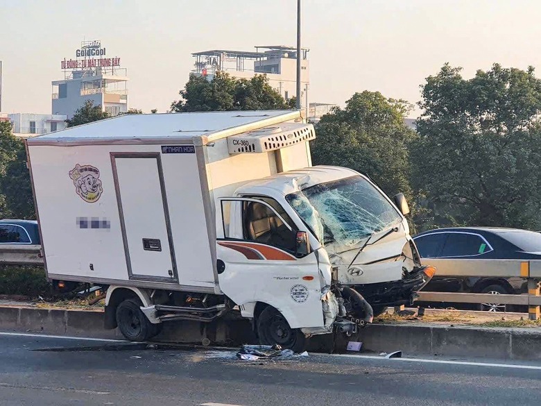 Danh t&iacute;nh 3 người tử vong vụ xe tải k&eacute;o l&ecirc; xe m&aacute;y gần cầu Nhật T&acirc;n- Ảnh 1.