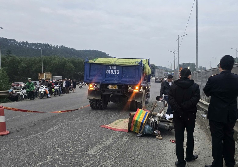 &Ocirc; t&ocirc; tải va chạm xe m&aacute;y ở Huế, người phụ nữ tử vong- Ảnh 1.