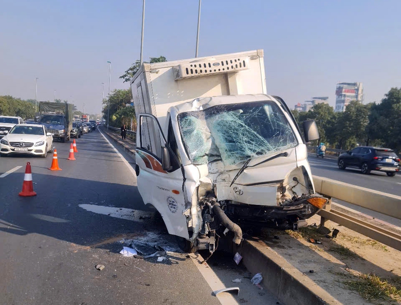 Điều tra vụ tai nạn gần cầu Nhật T&acirc;n l&agrave;m 3 người tử vong- Ảnh 1.