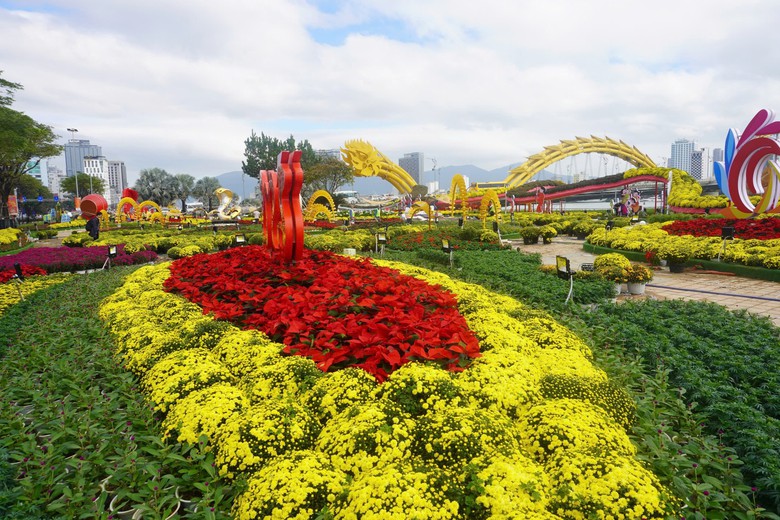 Lộ diện linh vật rắn tại đường hoa Tết Đ&agrave; Nẵng- Ảnh 1.