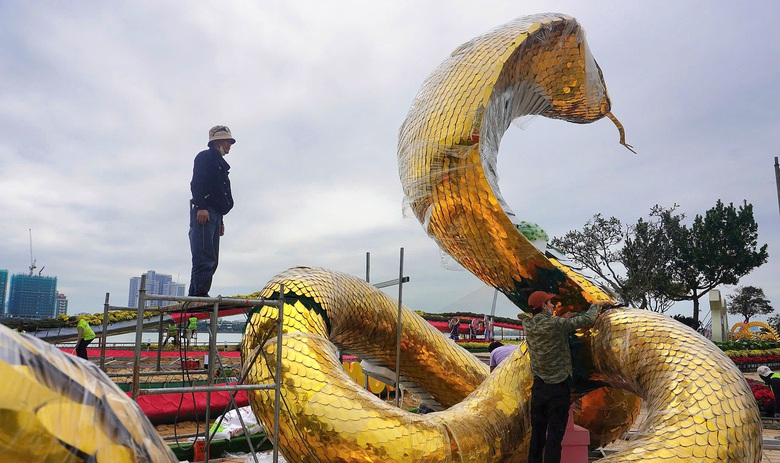 Lộ diện linh vật rắn tại đường hoa Tết Đ&agrave; Nẵng- Ảnh 3.