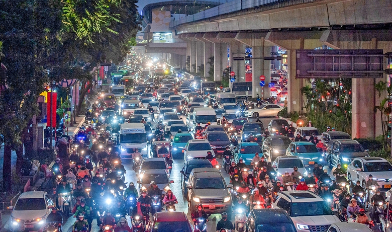 Hà Nội: Hóa giải hàng chục điểm đen ùn tắc cách nào?- Ảnh 1. Hà Nội: Hóa giải hàng chục điểm đen ùn tắc cách nào?- Ảnh 1.
