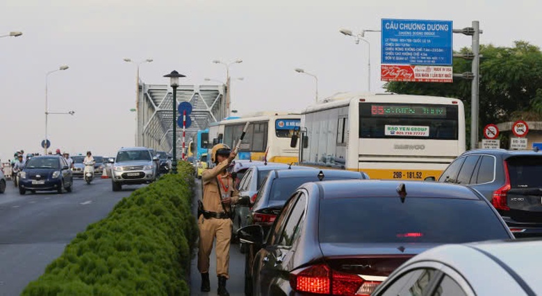 Từ 20/1: Xe đưa, đón học sinh được qua cầu Chương Dương- Ảnh 1. Từ 20/1: Xe đưa, đón học sinh được qua cầu Chương Dương- Ảnh 1.