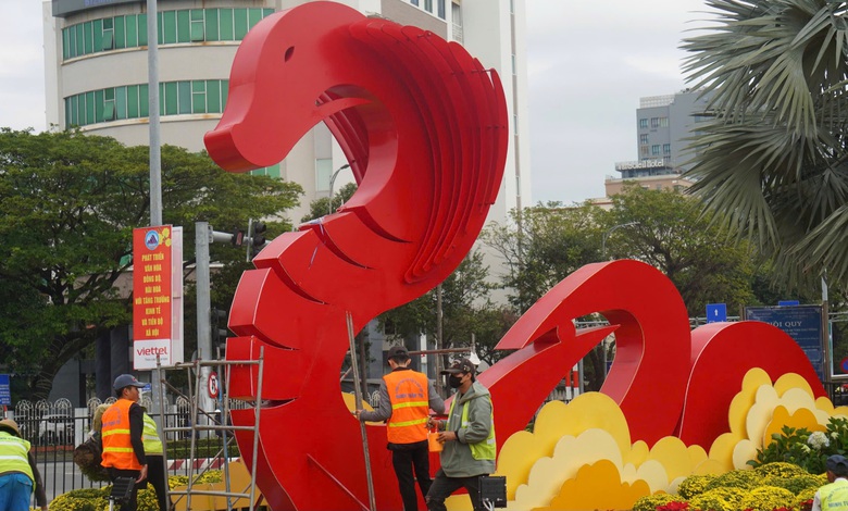 Lộ diện linh vật rắn tại đường hoa Tết Đ&agrave; Nẵng- Ảnh 10.