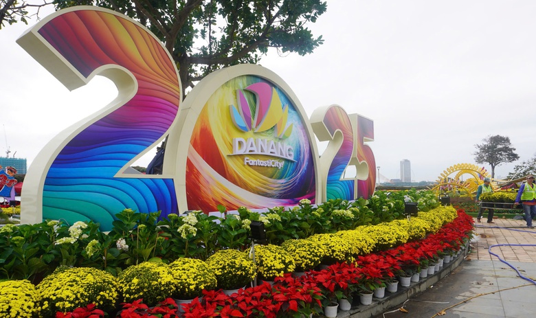 Lộ diện linh vật rắn tại đường hoa Tết Đ&agrave; Nẵng- Ảnh 8.