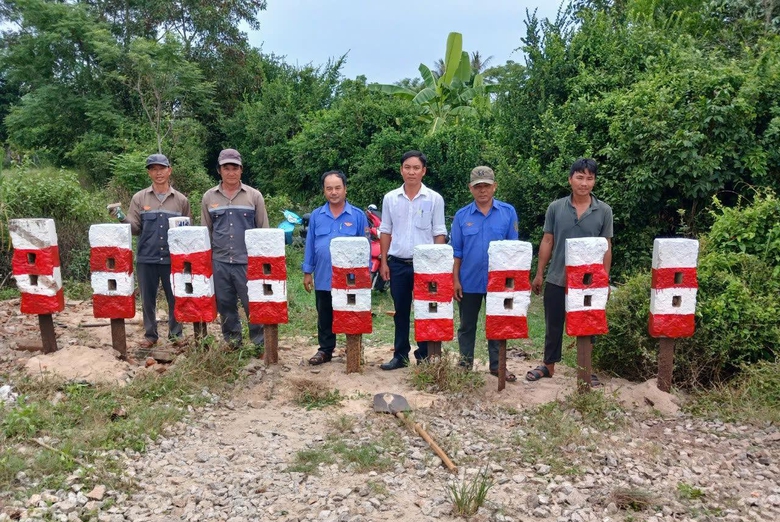 X&oacute;a bỏ nhiều lối đi tự mở qua đường sắt ở Quảng Ng&atilde;i- Ảnh 1.