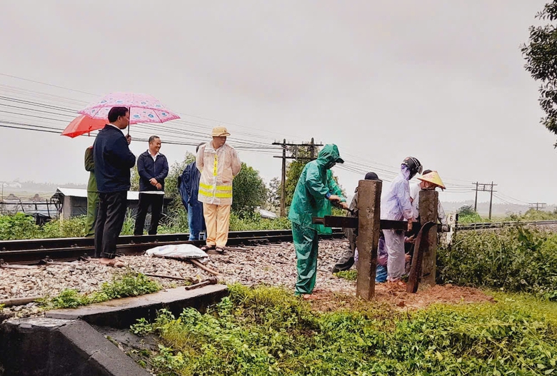X&oacute;a bỏ nhiều lối đi tự mở qua đường sắt ở Quảng Ng&atilde;i- Ảnh 2.