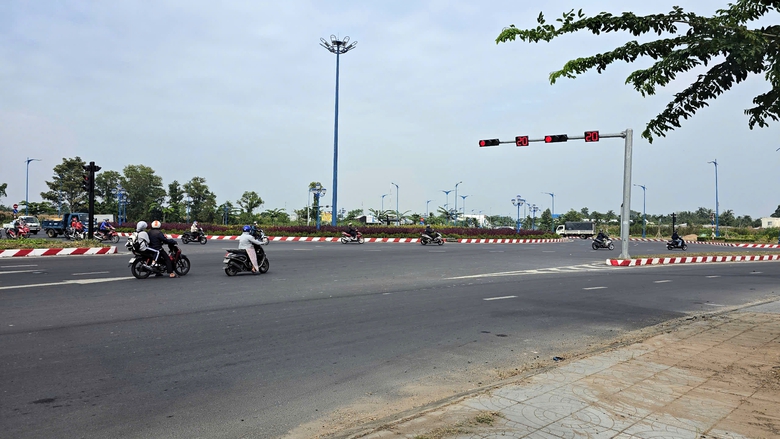 L&yacute; do n&uacute;t giao mới ở Cần Thơ vừa c&oacute; v&ograve;ng xoay vừa c&oacute; đ&egrave;n t&iacute;n hiệu- Ảnh 2.