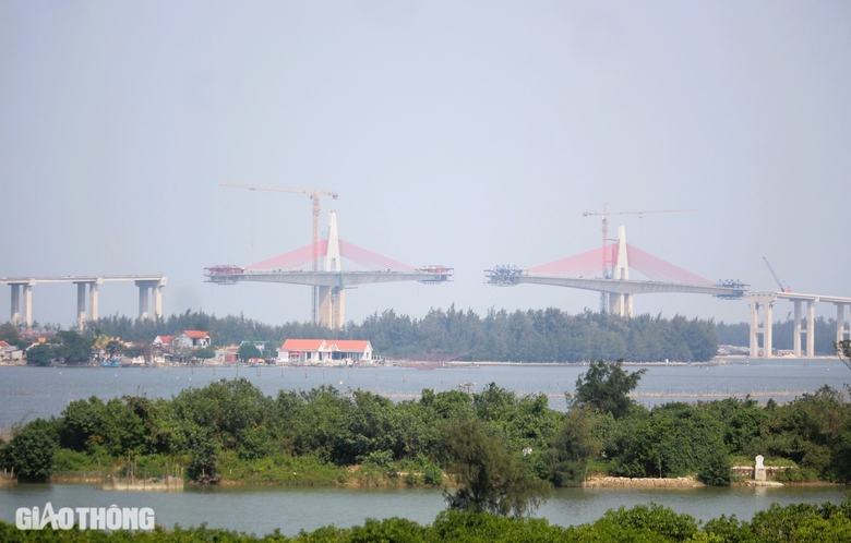 Cận cảnh công trình cầu dài 2,3km qua cửa biển ở Huế sắp hợp long- Ảnh 10. Cận cảnh công trình cầu dài 2,3km qua cửa biển ở Huế sắp hợp long- Ảnh 10.