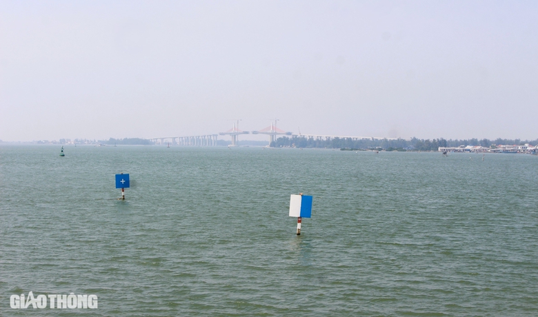 Cận cảnh công trình cầu dài 2,3km qua cửa biển ở Huế sắp hợp long- Ảnh 11. Cận cảnh công trình cầu dài 2,3km qua cửa biển ở Huế sắp hợp long- Ảnh 11.