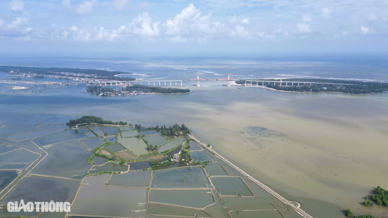 Cận cảnh công trình cầu dài 2,3km qua cửa biển ở Huế sắp hợp long- Ảnh 12. Cận cảnh công trình cầu dài 2,3km qua cửa biển ở Huế sắp hợp long- Ảnh 12.