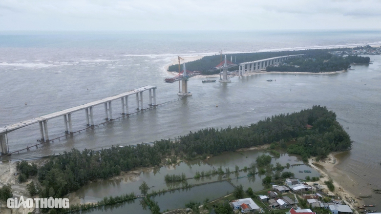 Cận cảnh công trình cầu dài 2,3km qua cửa biển ở Huế sắp hợp long- Ảnh 15. Cận cảnh công trình cầu dài 2,3km qua cửa biển ở Huế sắp hợp long- Ảnh 15.