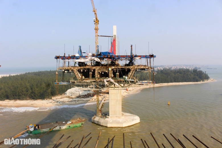 Cận cảnh công trình cầu dài 2,3km qua cửa biển ở Huế sắp hợp long- Ảnh 2. Cận cảnh công trình cầu dài 2,3km qua cửa biển ở Huế sắp hợp long- Ảnh 2.