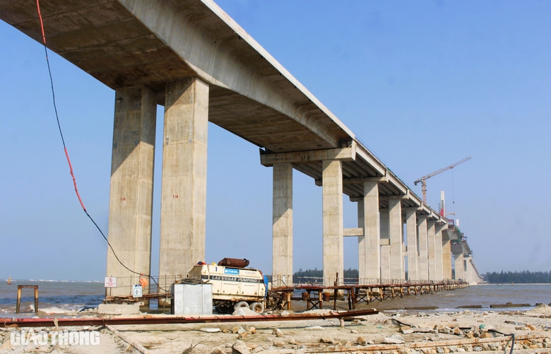 Cận cảnh công trình cầu dài 2,3km qua cửa biển ở Huế sắp hợp long- Ảnh 3. Cận cảnh công trình cầu dài 2,3km qua cửa biển ở Huế sắp hợp long- Ảnh 3.