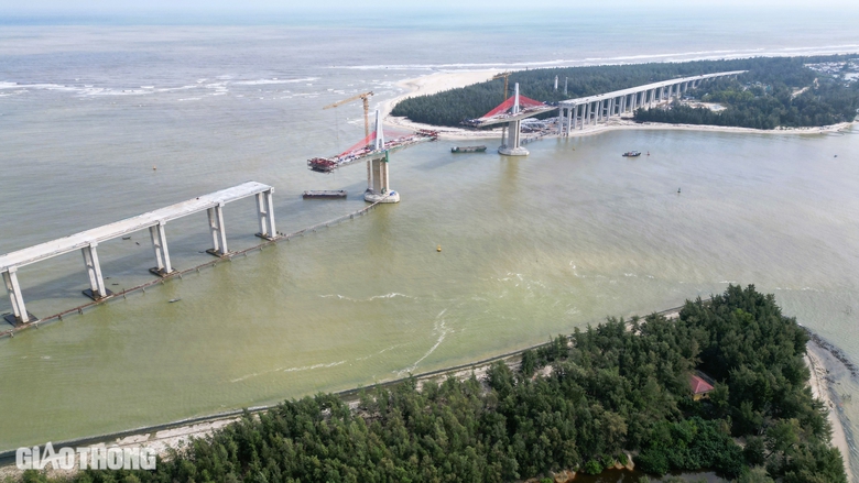 Cận cảnh công trình cầu dài 2,3km qua cửa biển ở Huế sắp hợp long- Ảnh 5. Cận cảnh công trình cầu dài 2,3km qua cửa biển ở Huế sắp hợp long- Ảnh 5.