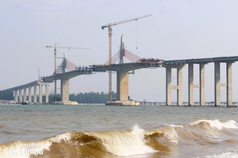 Cận cảnh công trình cầu dài 2,3km qua cửa biển ở Huế sắp hợp long- Ảnh 6. Cận cảnh công trình cầu dài 2,3km qua cửa biển ở Huế sắp hợp long- Ảnh 6.