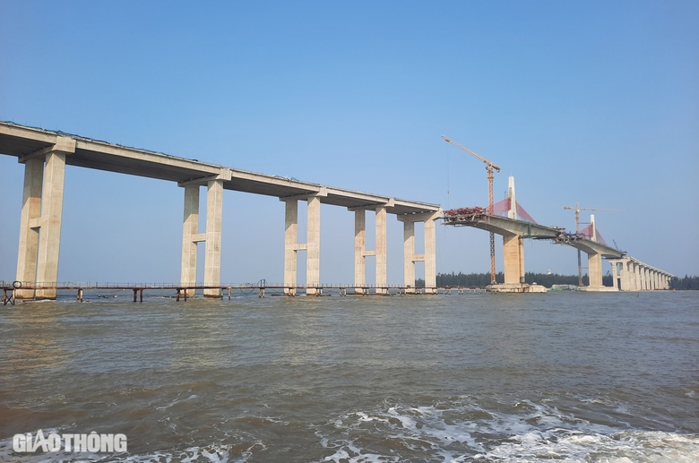 Cận cảnh công trình cầu dài 2,3km qua cửa biển ở Huế sắp hợp long- Ảnh 7. Cận cảnh công trình cầu dài 2,3km qua cửa biển ở Huế sắp hợp long- Ảnh 7.